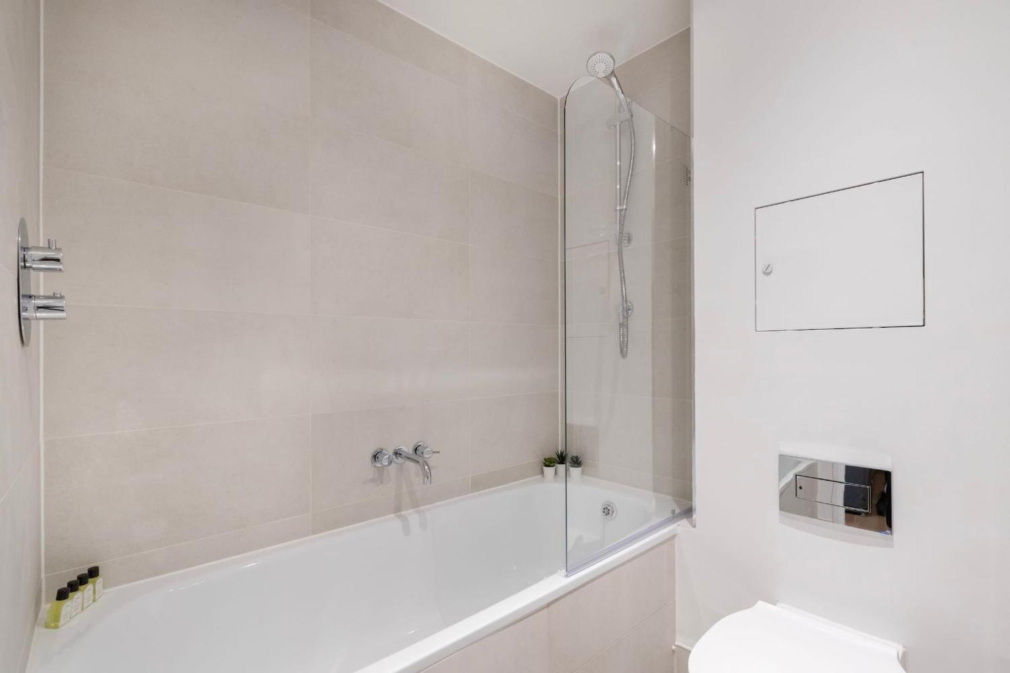 Fitzrovia & Soho - 2Br With Balcony - Cityapartmentstay London Eksteriør billede